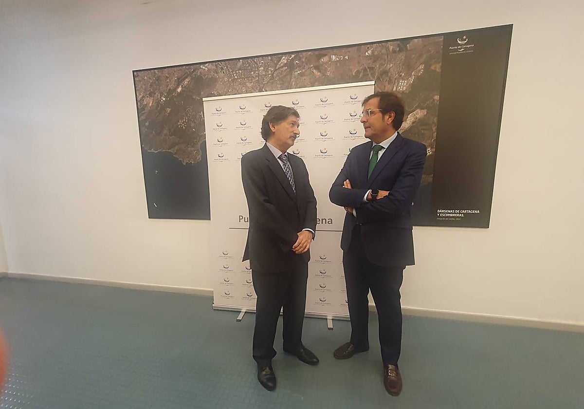 Fernando Muñoz conversa hoy con Pedro Pablo Hernández, en la sede del Puerto.