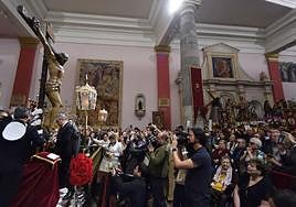 Besapié del Cristo del Perdón en Murcia, este Lunes Santo.