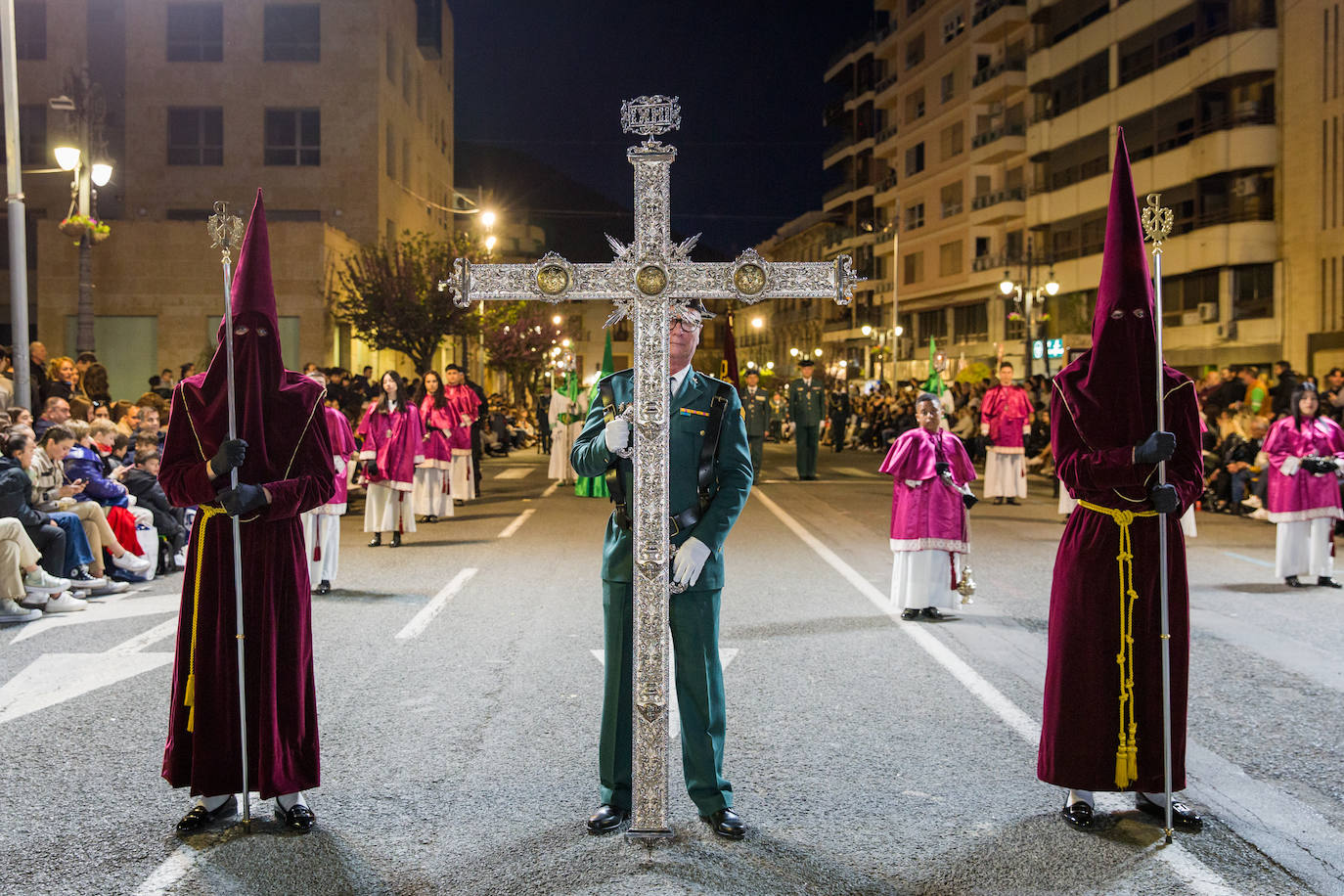 El portador de la Cruz Guía de la Hermandad fue este año el agente de la Guardia Civil Manuel Torrecillas Martínez