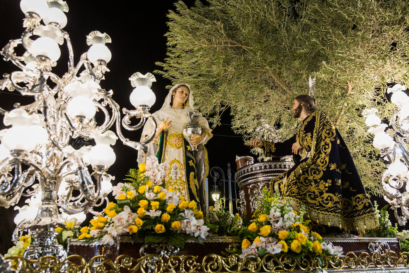 'La Samaritana y Nuestro Señor junto al pozo de Jacob' es una obra de múltiples autores. El Cristo es de Vicente Grasses (1943), la Samaritana de Federico Coullaut-Valera (1946), y el trono de plata de Manuel Orrico.