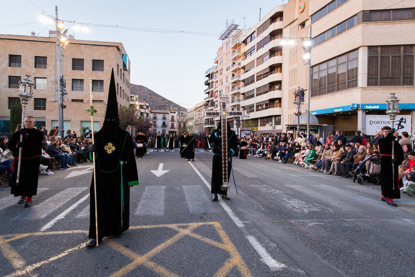 La Cofradía del Perdón, al salir en primer lugar y más temprano, no pudo contar con la Convocatoria para abrir su procesión. En su lugar desfilaron una banda nuevas bocinas y tambores.