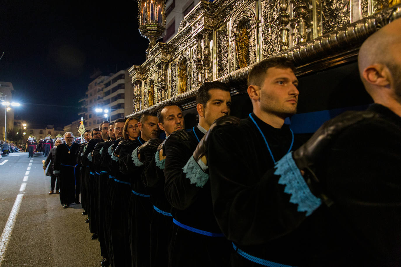 Junto a la imagen siguiente, son los dos únicos pasos que son portados a hombros de la Cofradía del Perdón