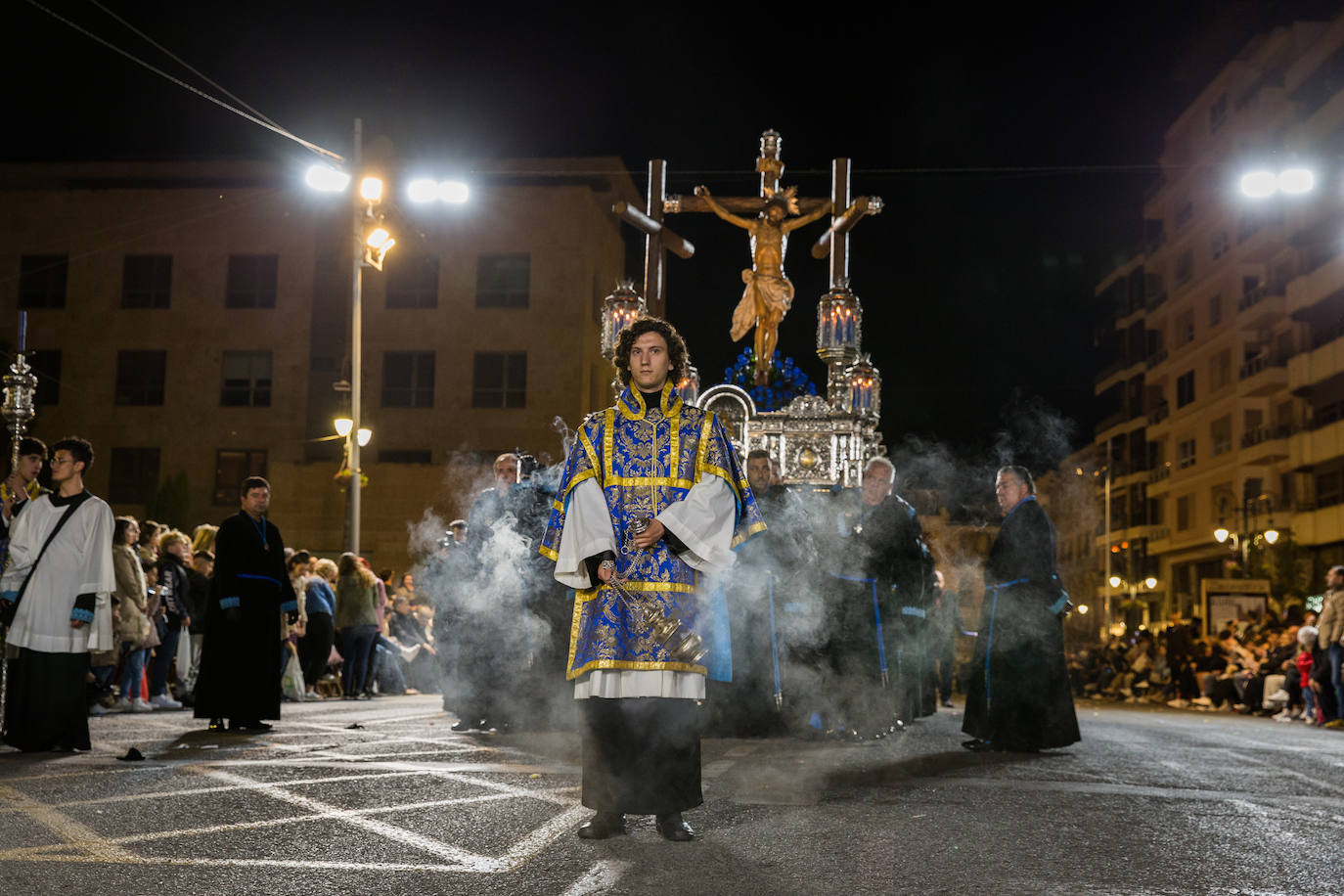 Un monaguillo con incensario abre paso al Cristo del Calvario. Una obra de Galarza de 1942 sobre trono de R. Moreno