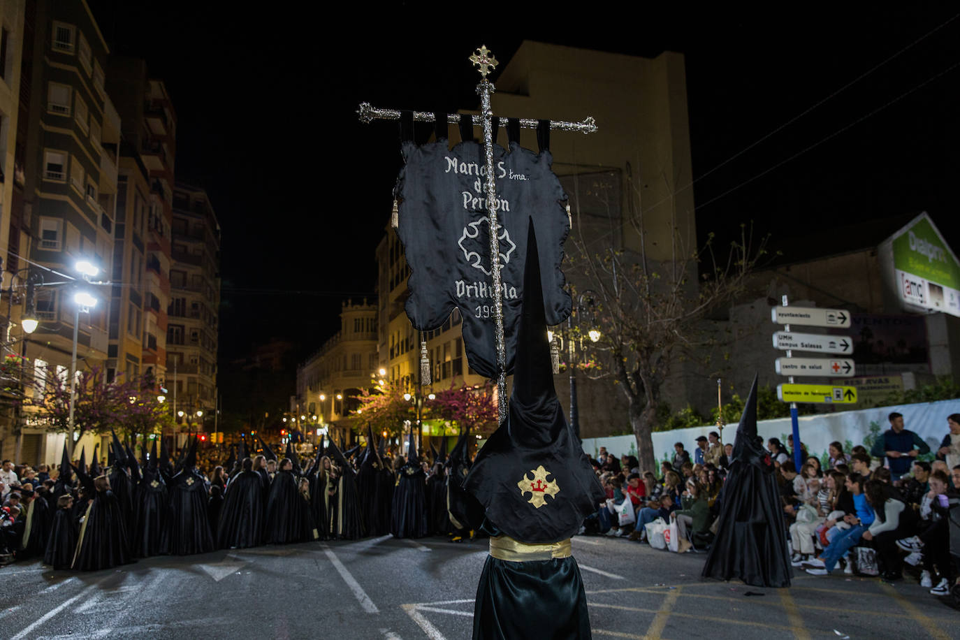 Estandarte de los nazarenos de María Santísima del Perdón, que llevan una vesta negra y dorada