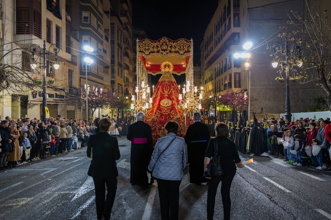 La imagen avanza bajo palio sobre la calle Calderón de la Barca