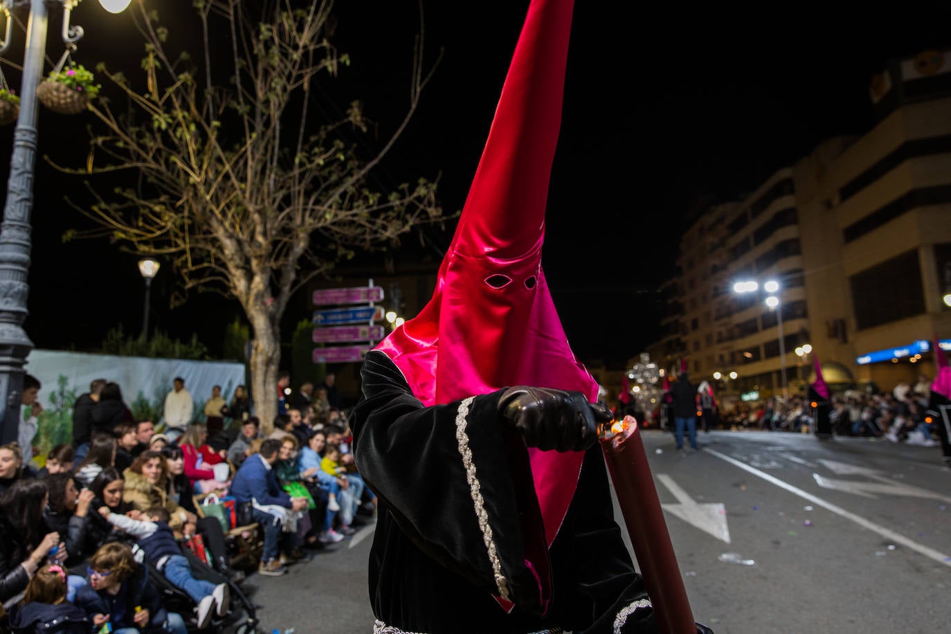 Faroles y ciriales abren paso a la Cruz Penitencial