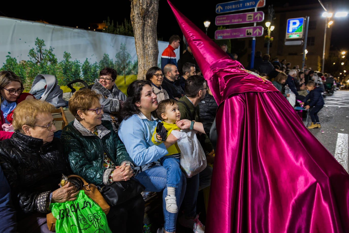 Grupo de niños nazarenos del Ecce-Homo reparten caramelos y dulces entre el público