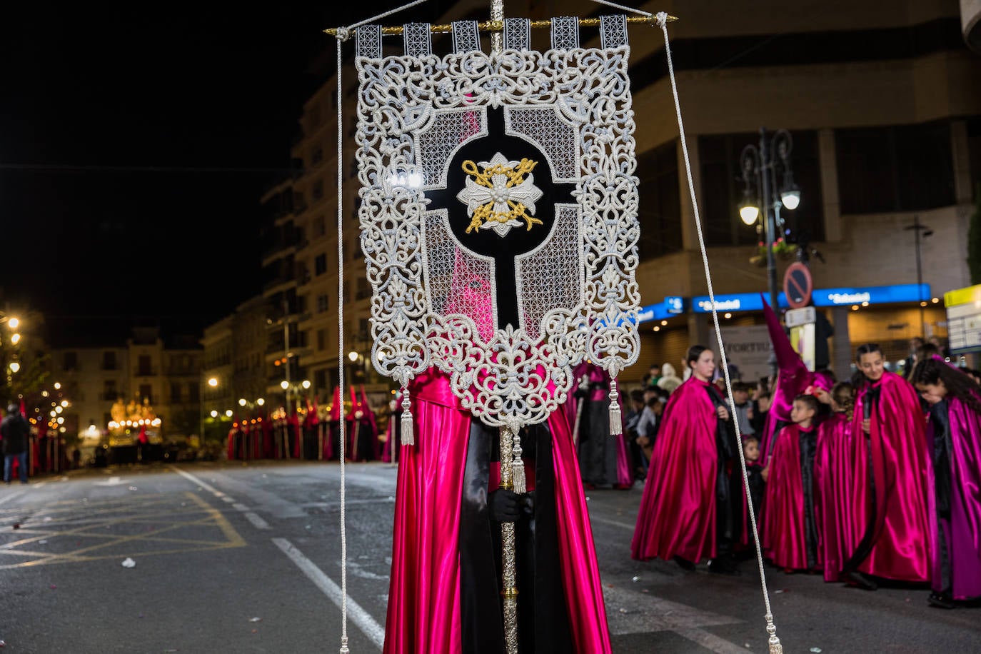 Este es el estandarte más joven de la Cofradía, bordado por Asunción Pérez en 2014.