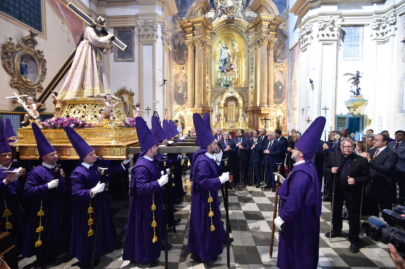 Multitudinario traslado de Nuestro Padre Jesús Nazareno