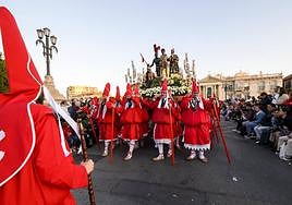 Los estantes llevan a hombros El Pretorio a su paso por el Puente Viejo.