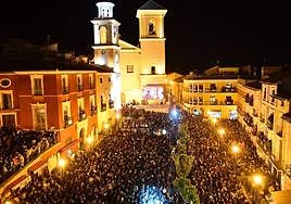 La multitud toma el centro de Mula para participar en la Noche de los Tambores; en la imagen de debajo, detalle de la celebración en la localidad.