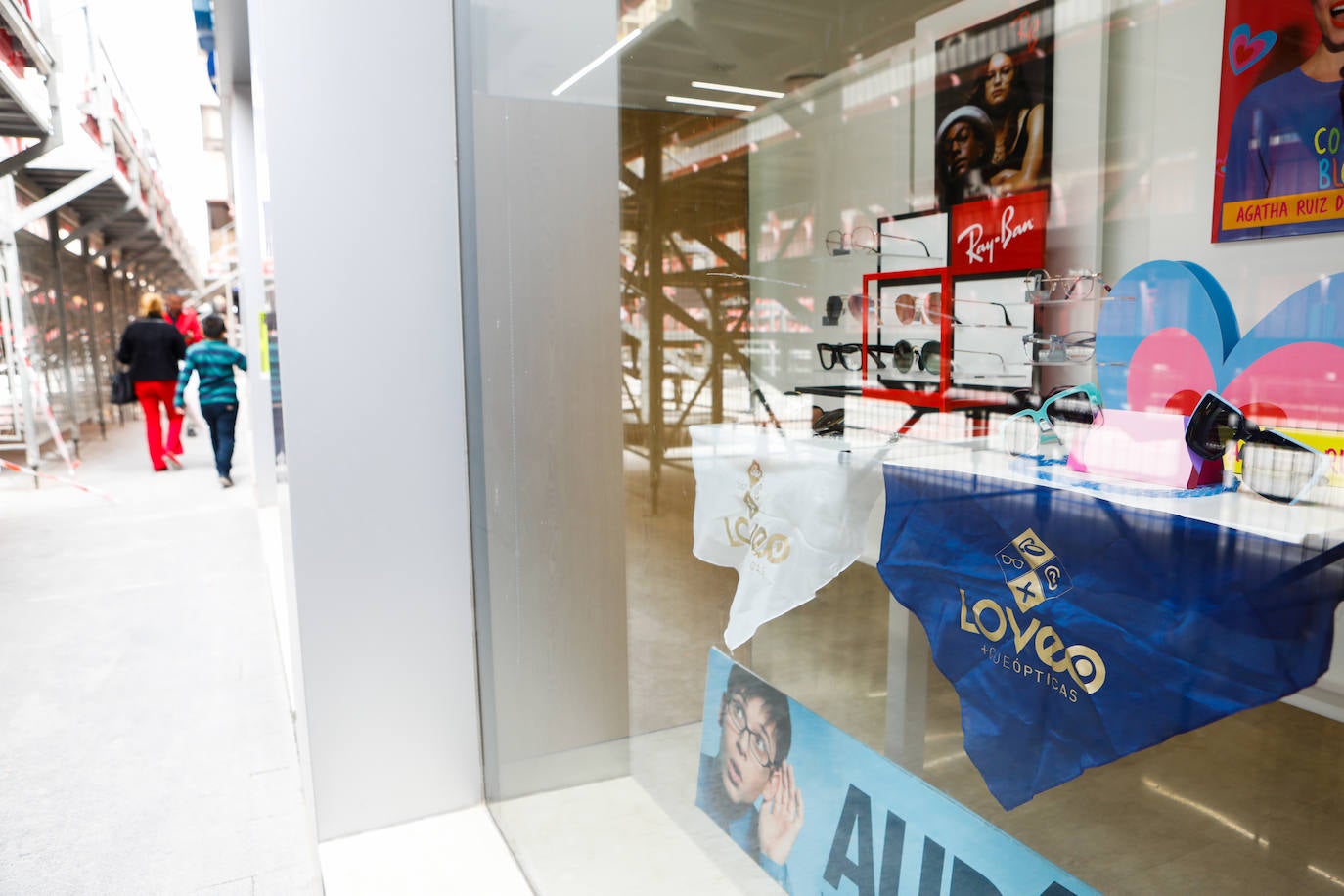 Comercios y balcones muestran una Lorca bicolor en Semana Santa