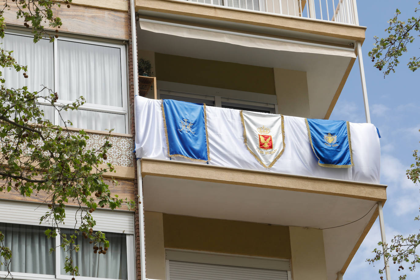 Comercios y balcones muestran una Lorca bicolor en Semana Santa