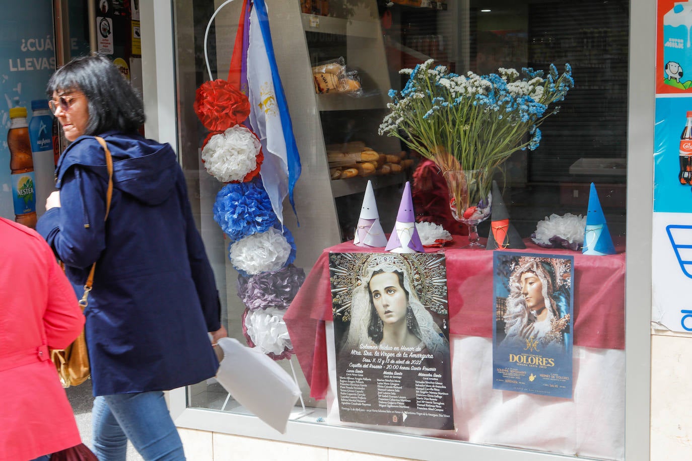 Comercios y balcones muestran una Lorca bicolor en Semana Santa