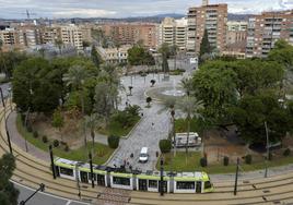 El tranvía, a su paso por la plaza Circular, desde donde siempre se ha pensado que partiría la nueva línea hacia El Carmen.