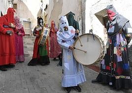Varios vecinos hacen sonar este jueves sus tambores ataviados con su particular vestimenta.