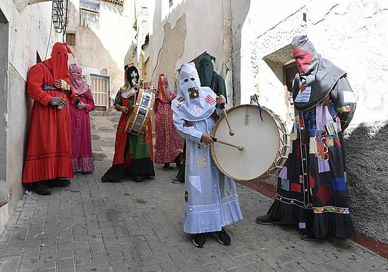 Varios vecinos hacen sonar este jueves sus tambores ataviados con su particular vestimenta.