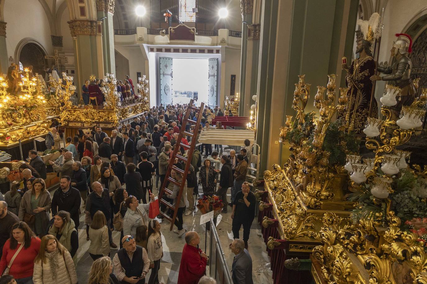 Cartageneros y turistas se echan a la calle en Semana Santa