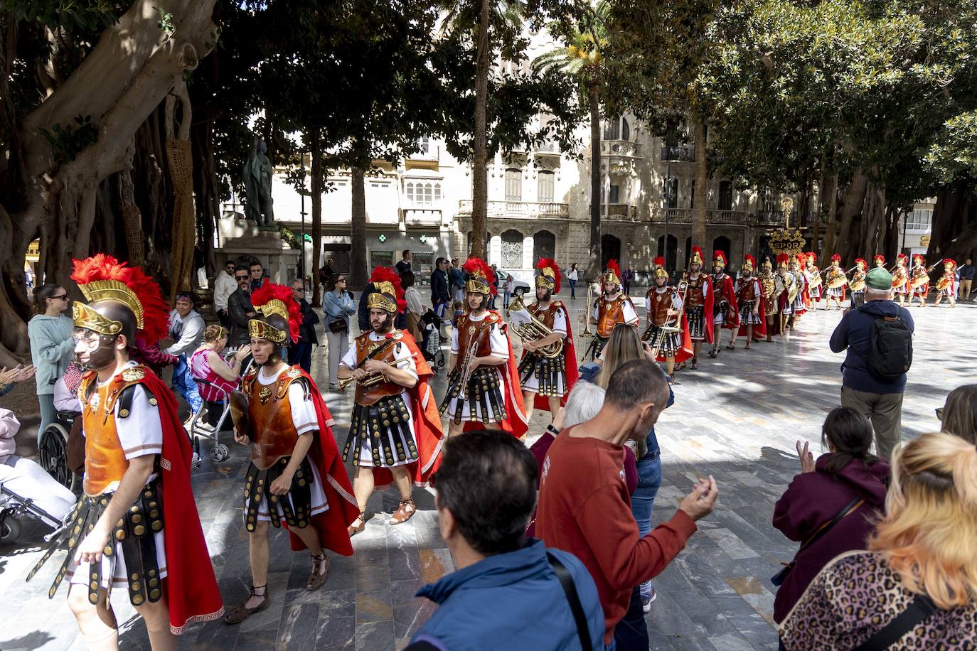 Cartageneros y turistas se echan a la calle en Semana Santa
