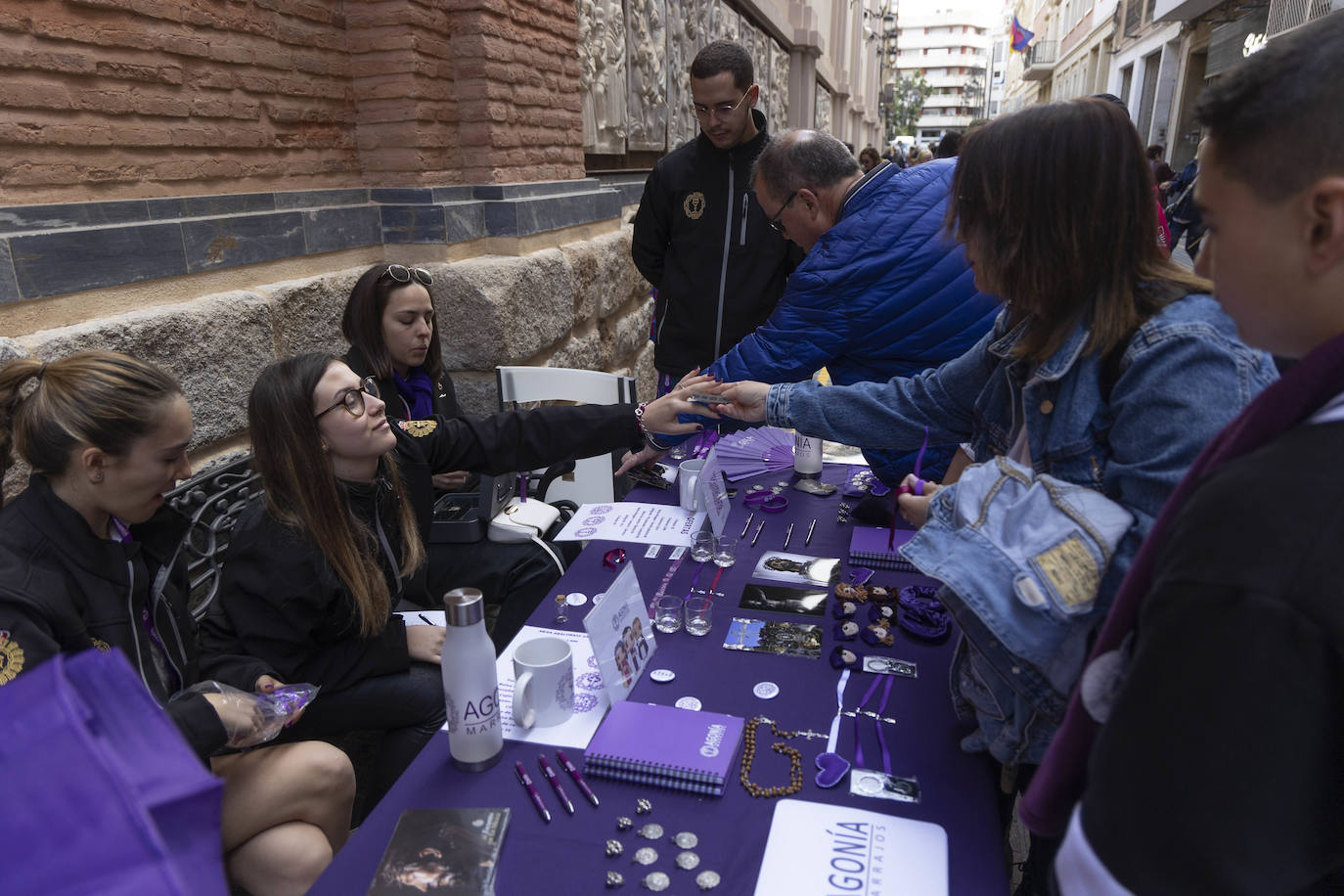 Cartageneros y turistas se echan a la calle en Semana Santa