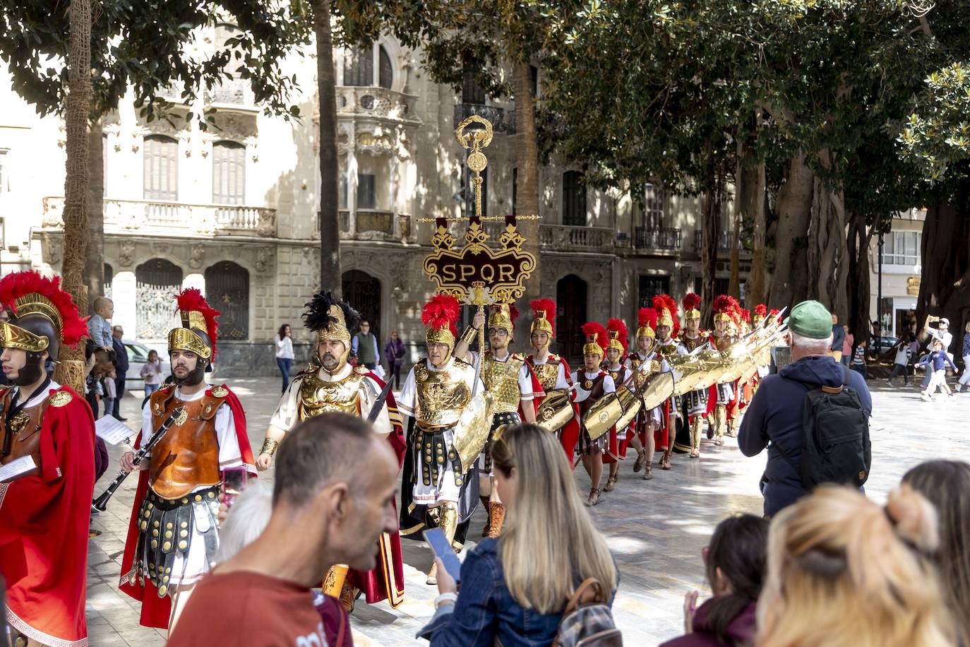 Cartageneros y turistas se echan a la calle en Semana Santa