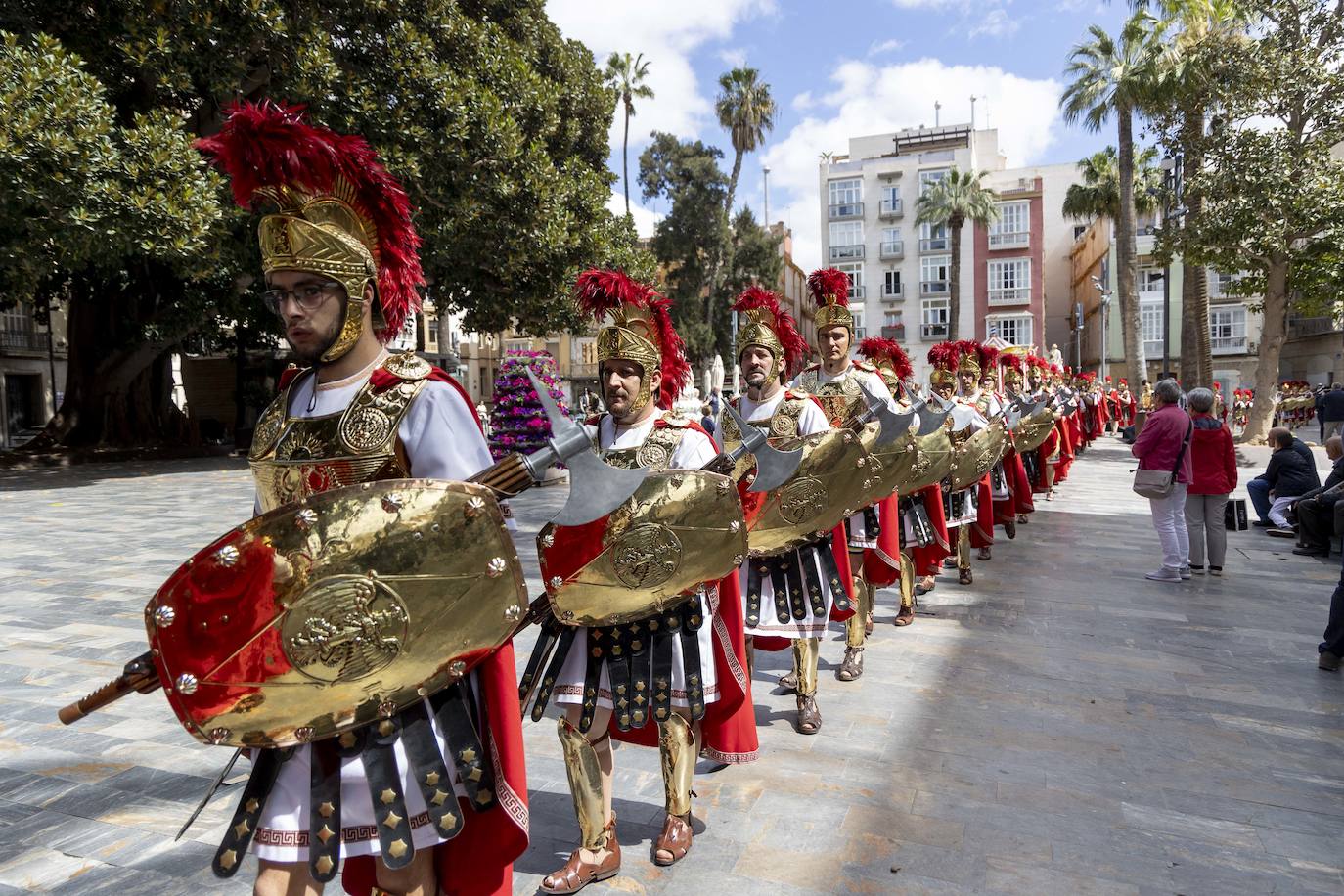 Cartageneros y turistas se echan a la calle en Semana Santa