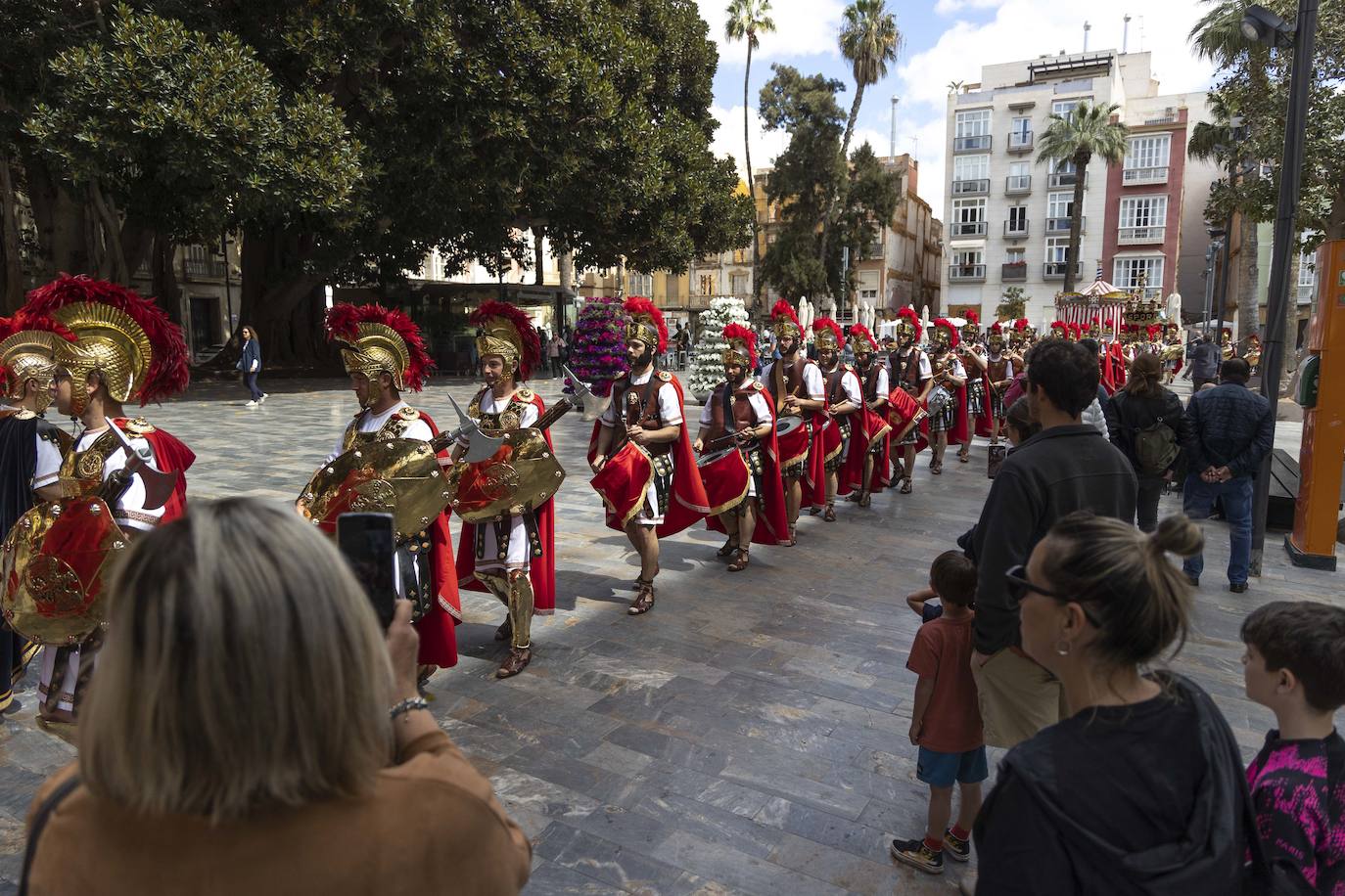 Cartageneros y turistas se echan a la calle en Semana Santa
