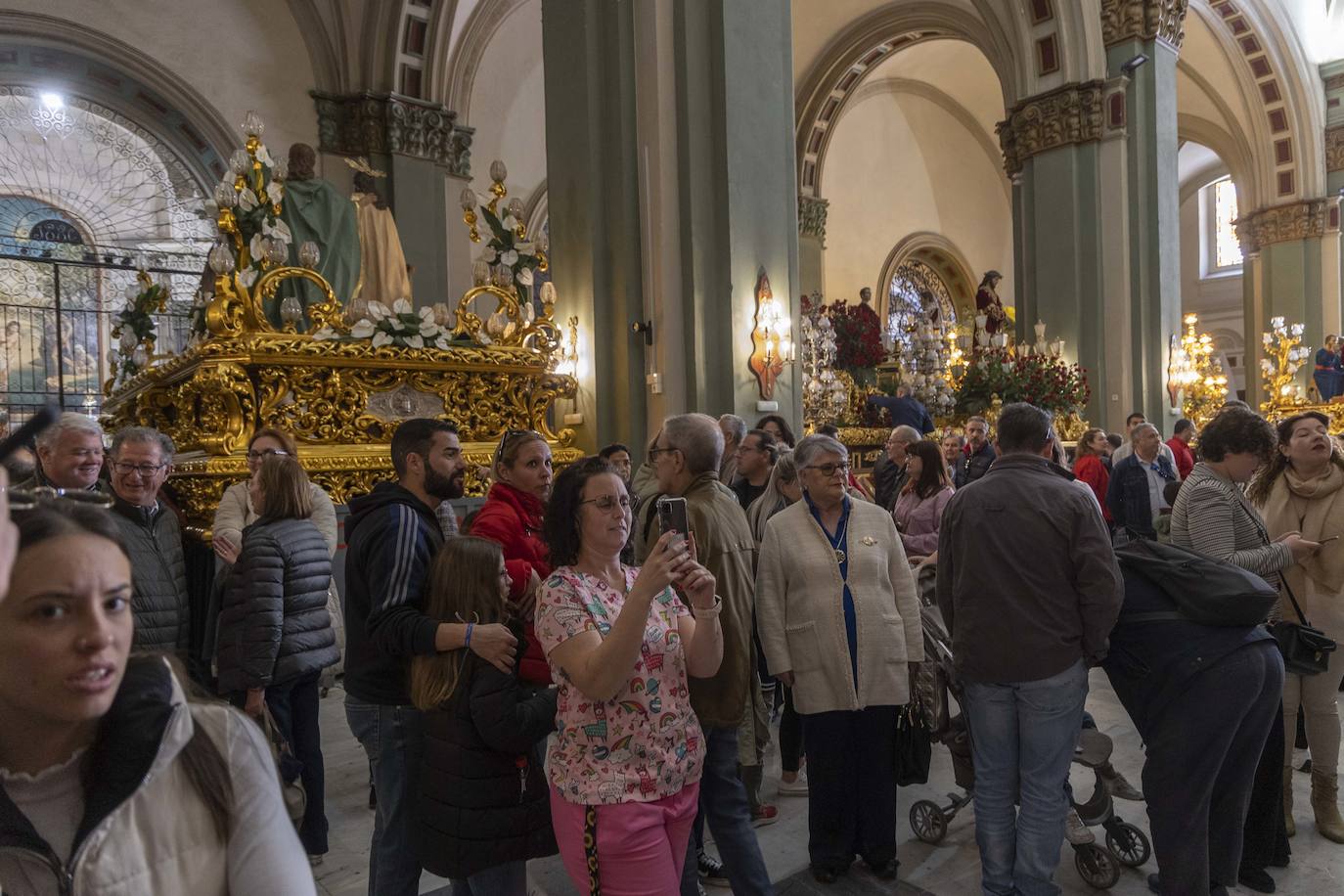 Cartageneros y turistas se echan a la calle en Semana Santa