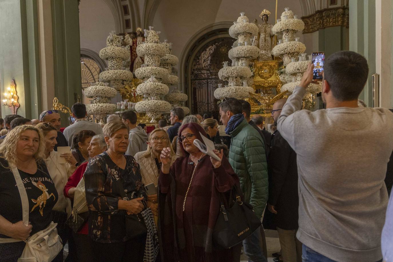 Cartageneros y turistas se echan a la calle en Semana Santa