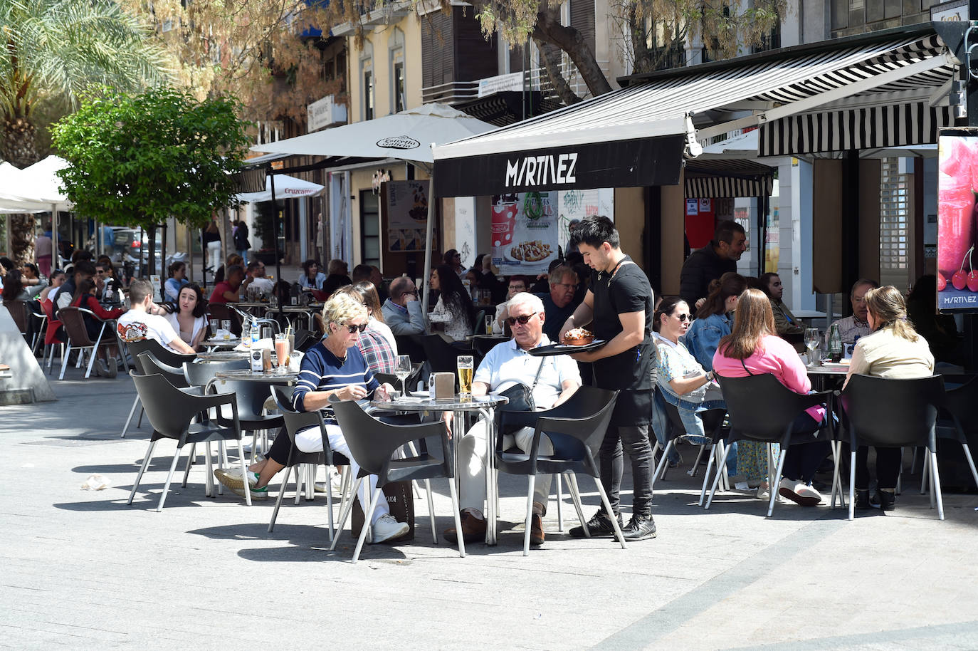 Las terrazas de Murcia se llenan en Jueves Santo