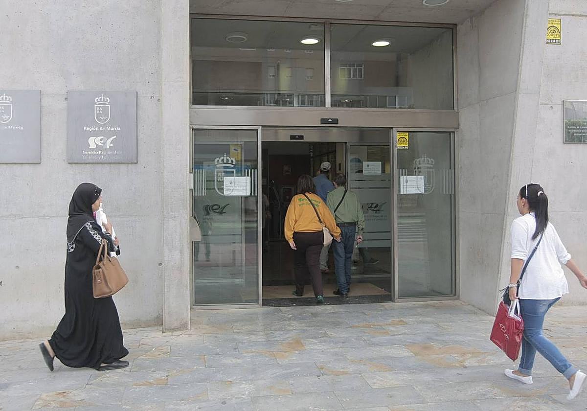 Varias personas acuden a la oficina del SEF en Cartagena en una imagen de archivo.
