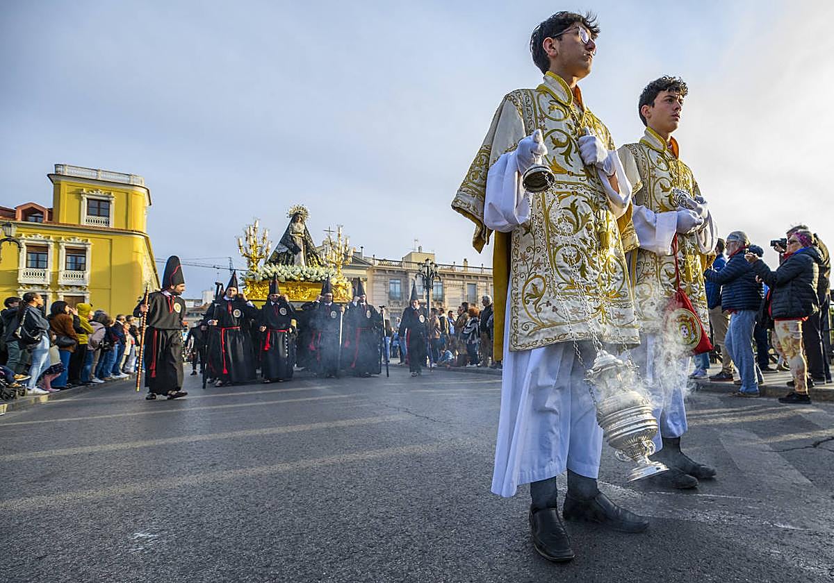 El incienso precede al paso de la Virgen de la Soledad del Calvario, ayer, en la procesión.