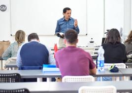 Tomás Baeza, preparador, imparte una clase a un grupo de opositores.