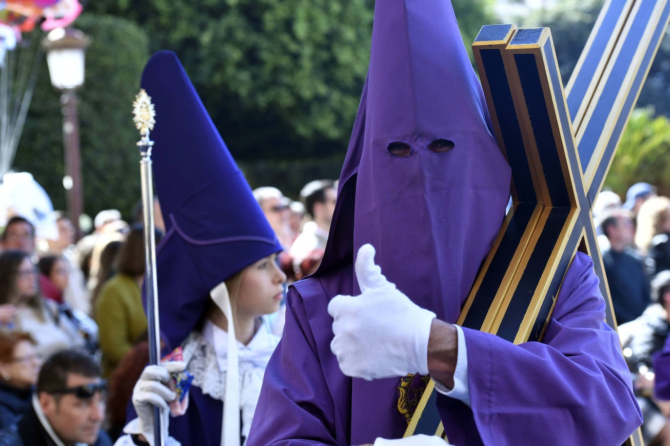 Los murcianos se emocionan con la procesión de Viernes Santo