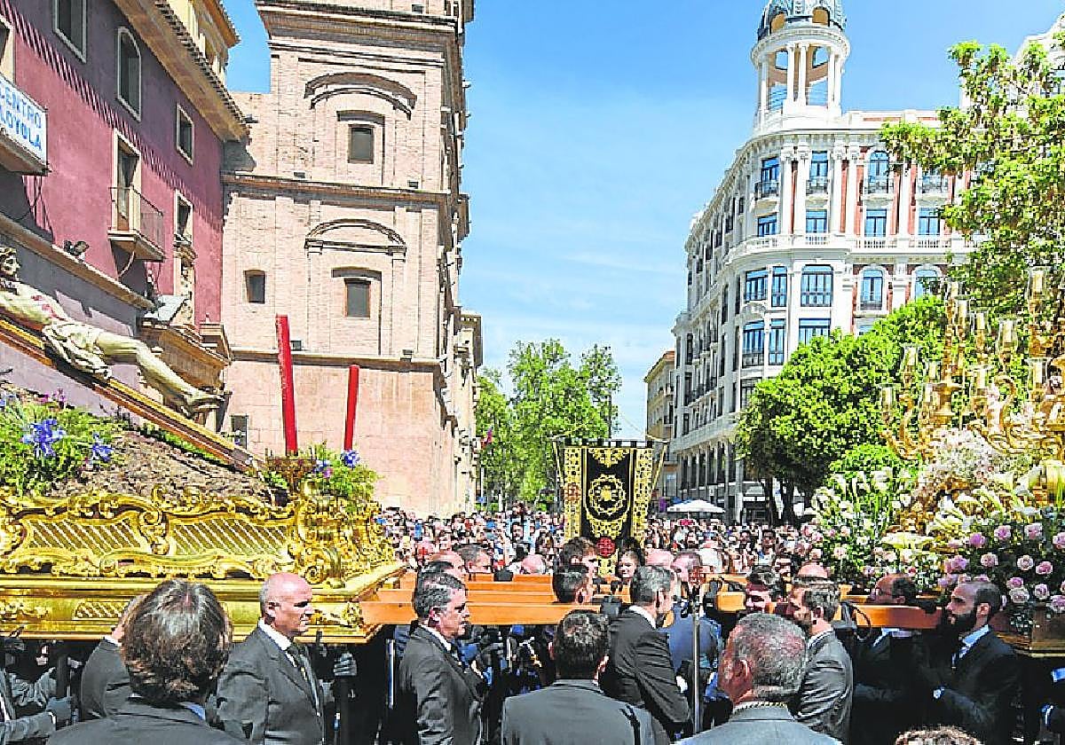 El Cristo de Santa Clara la Real, en su encuentro con la Virgen de la Soledad, ayer.