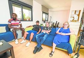 En recuperación. Usuarios del programade Hogar Sí, en una de las viviendasde Murcia, el pasado agosto.