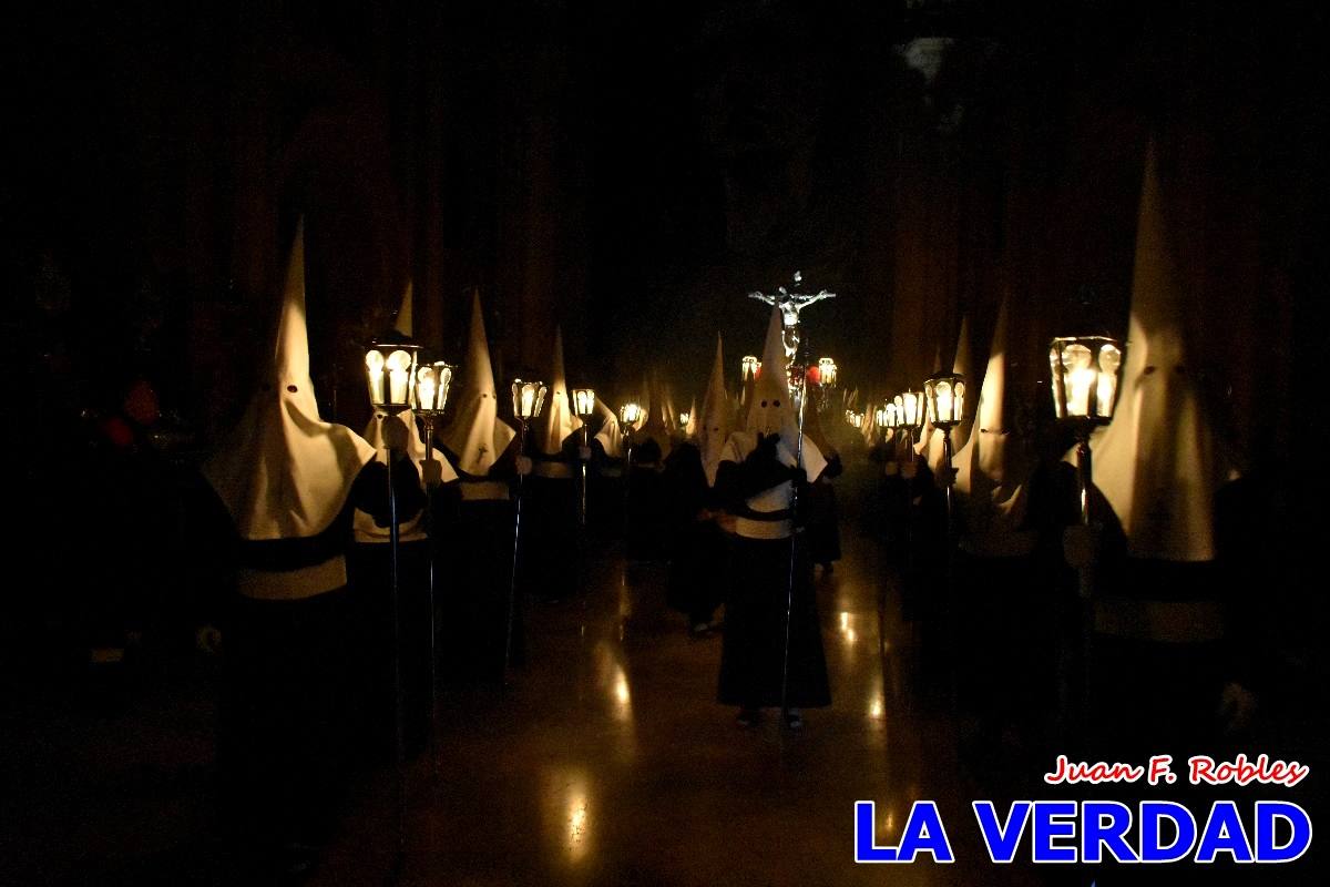 El Cristo de los Voluntarios inunda de solemnidad la medianoche