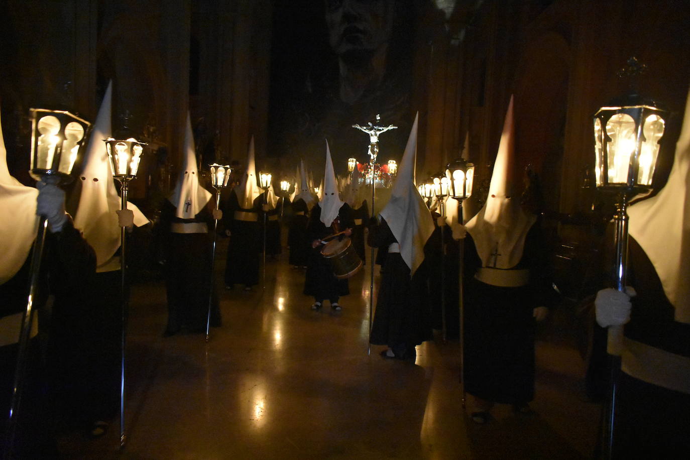 Los cofrades del Santísimo Cristo de los Voluntarios en el interior de la antigua iglesia de La Compañía.