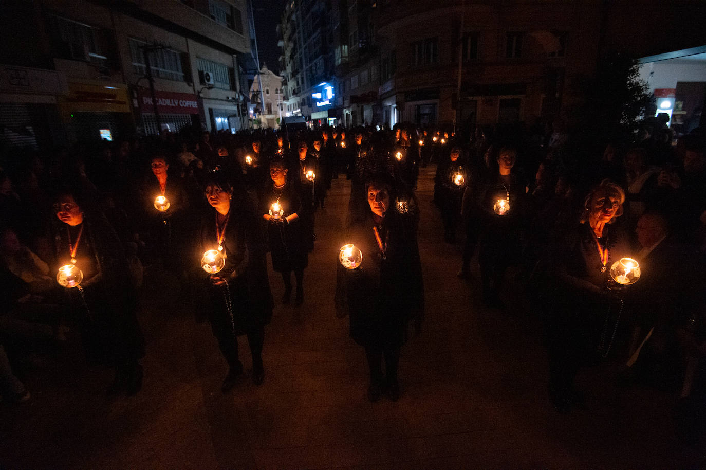 Las imágenes de la procesión del Silencio el Jueves Santo en Murcia