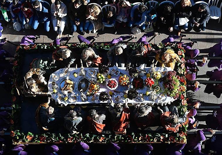 Paso de la Santa Cena, el primero que procesiona, este viernes.