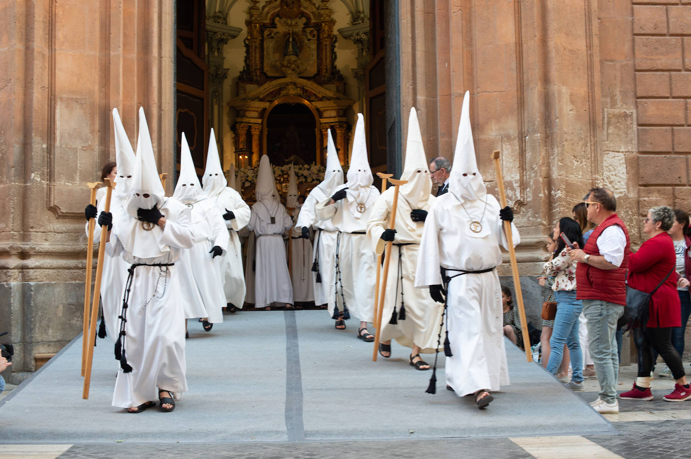 El Cristo Yacente recorre las calles de Murcia, en imágenes