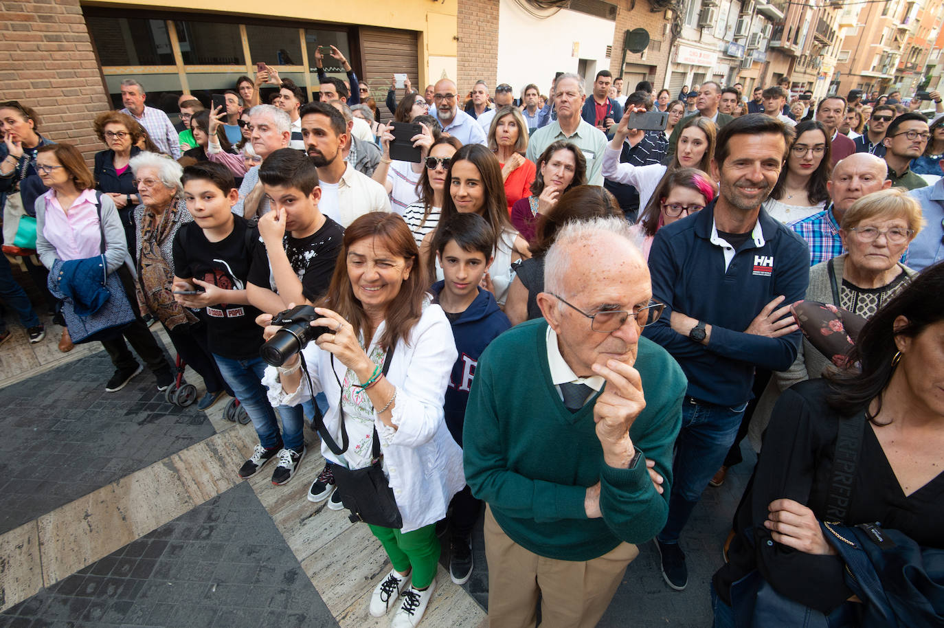 El Cristo Yacente recorre las calles de Murcia, en imágenes