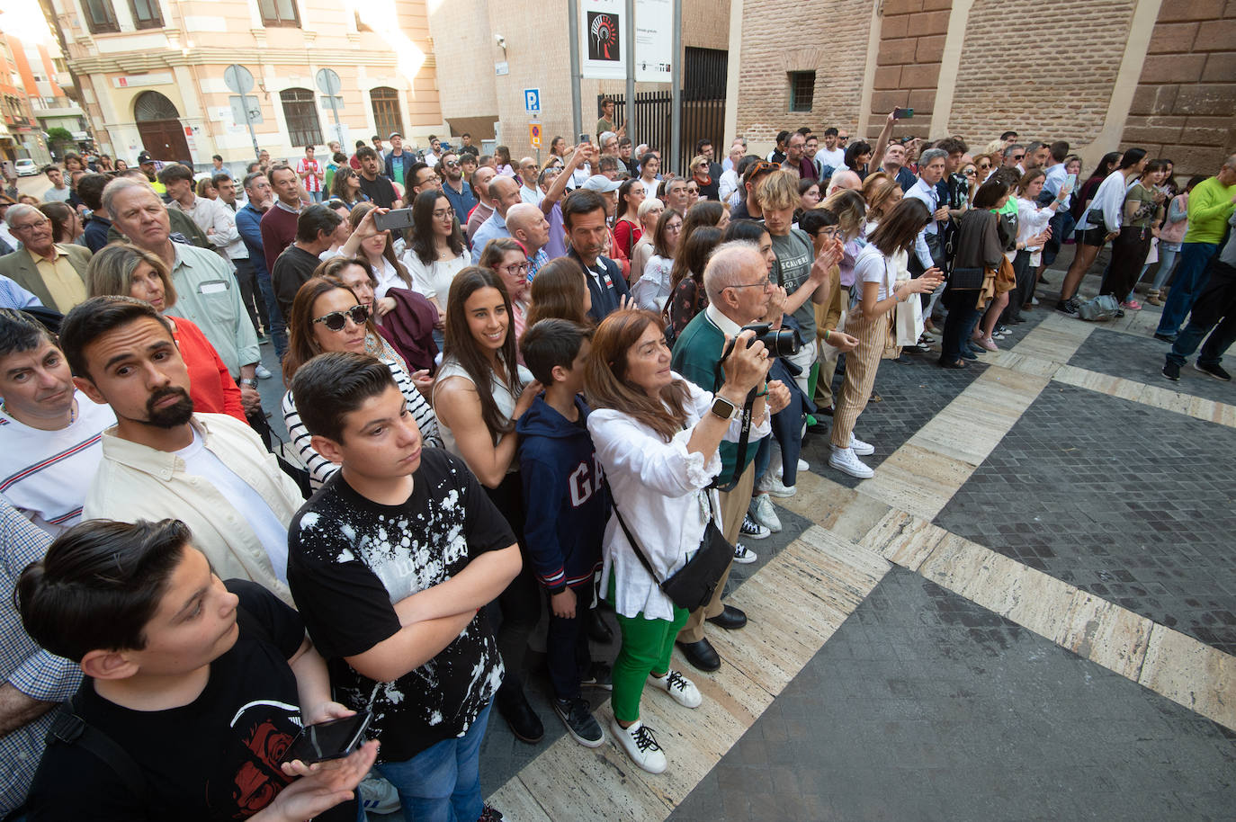 El Cristo Yacente recorre las calles de Murcia, en imágenes