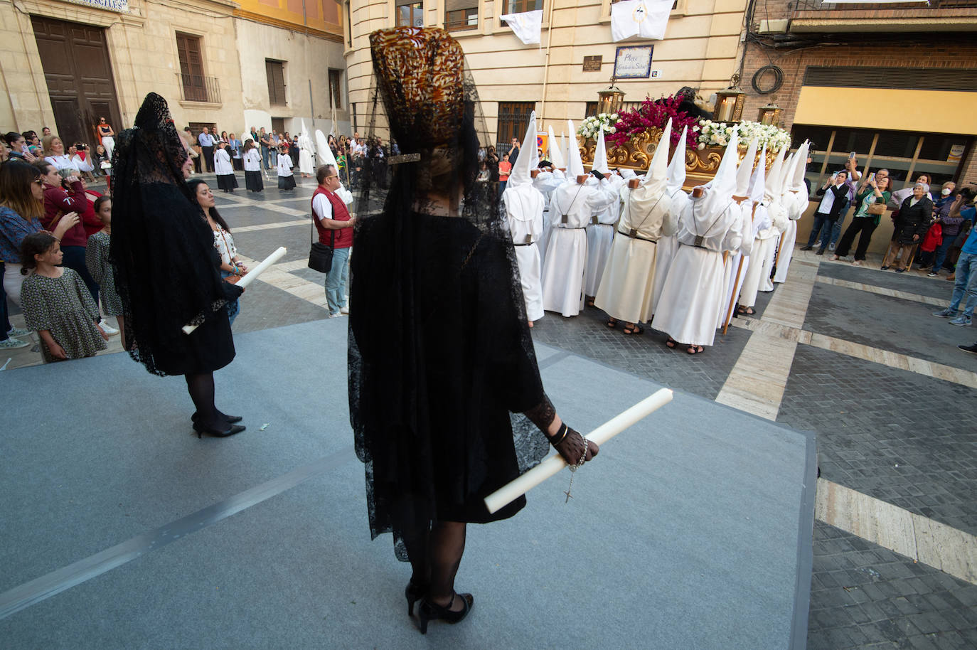 El Cristo Yacente recorre las calles de Murcia, en imágenes