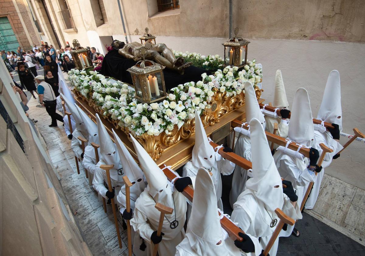 El Cristo Yacente recorre las calles de Murcia, en imágenes