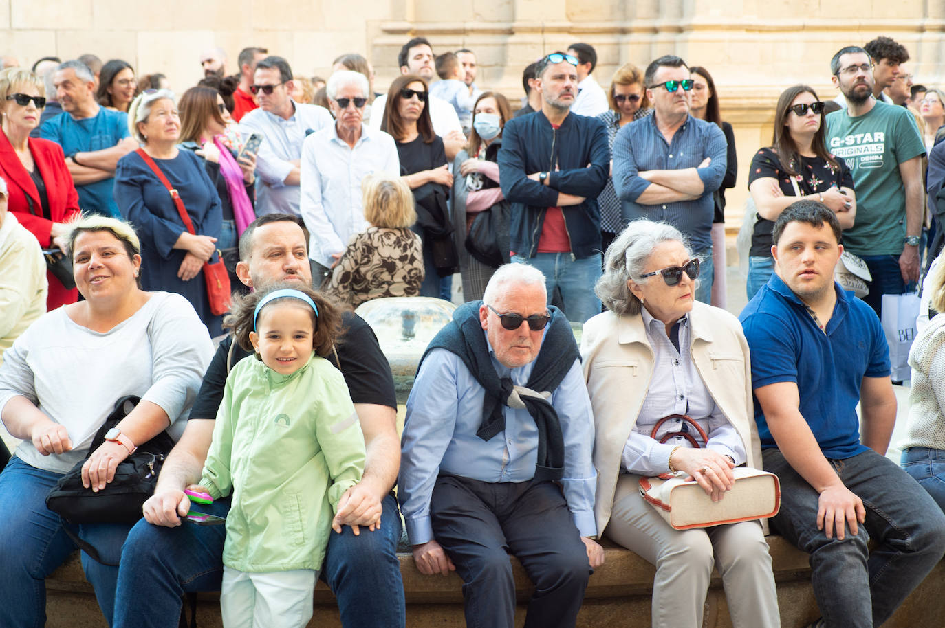 El Cristo Yacente recorre las calles de Murcia, en imágenes