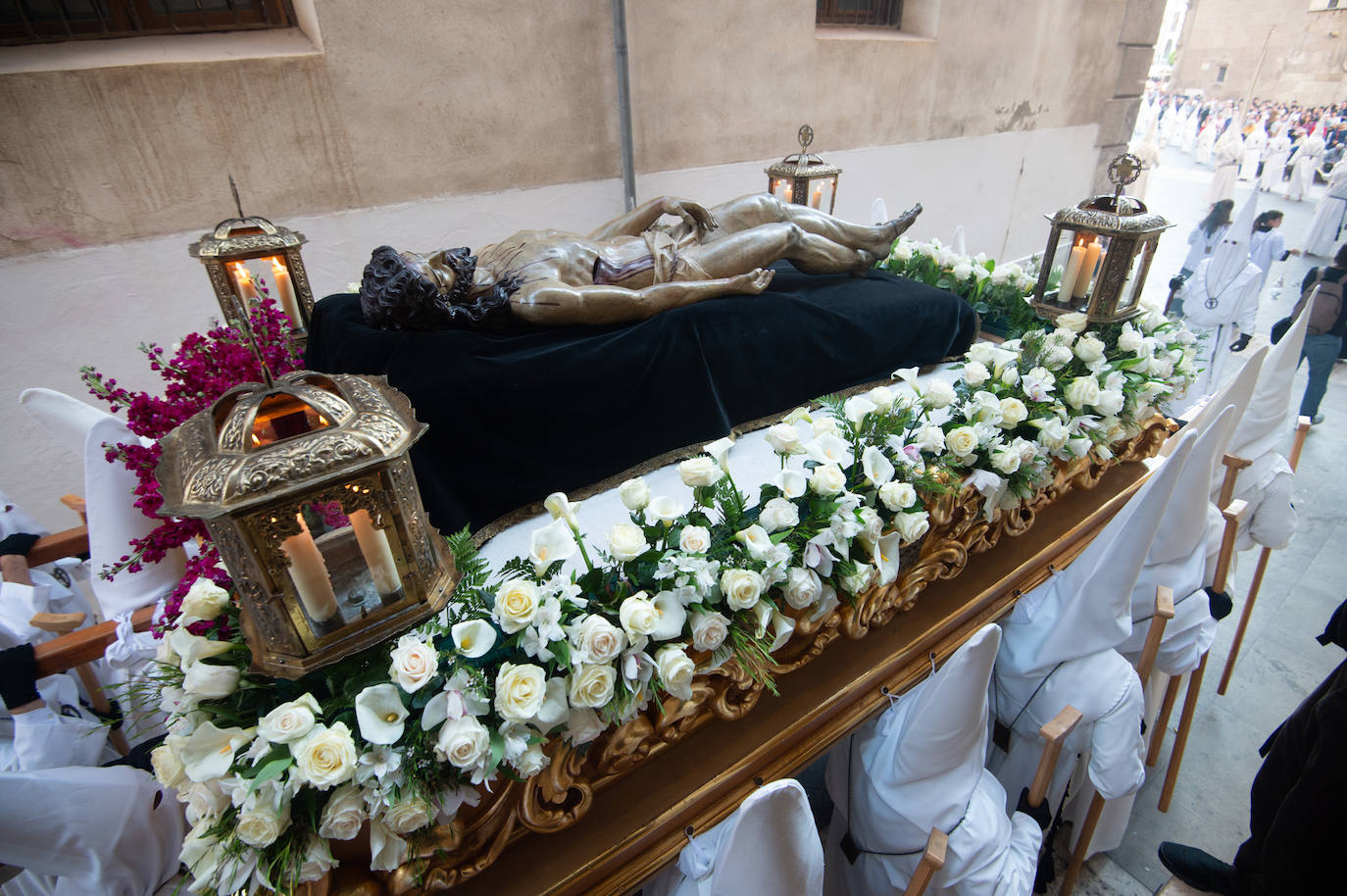 El Cristo Yacente recorre las calles de Murcia, en imágenes