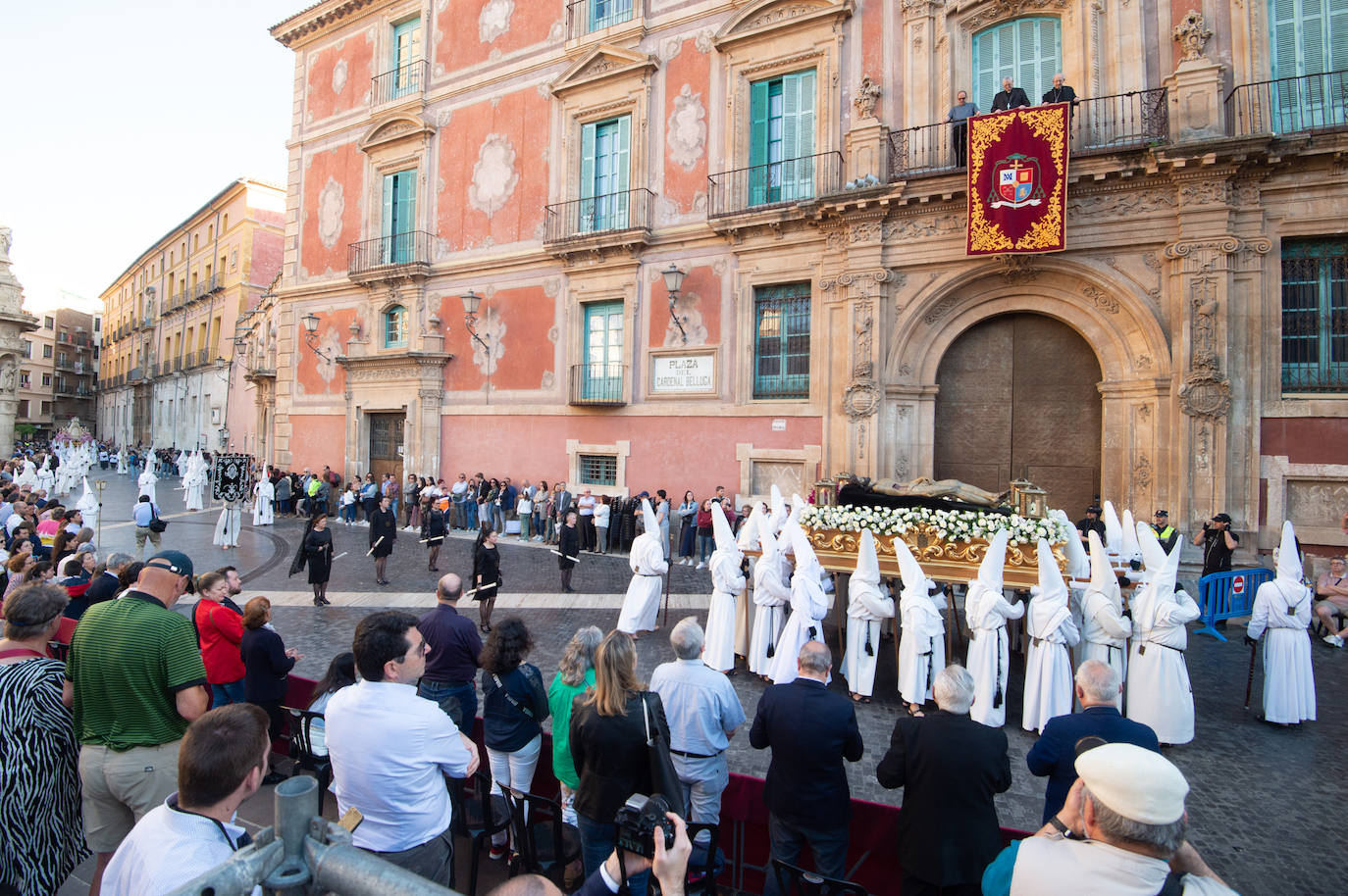 El Cristo Yacente recorre las calles de Murcia, en imágenes