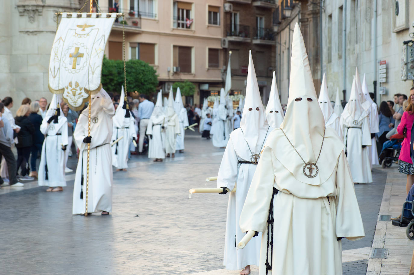 El Cristo Yacente recorre las calles de Murcia, en imágenes