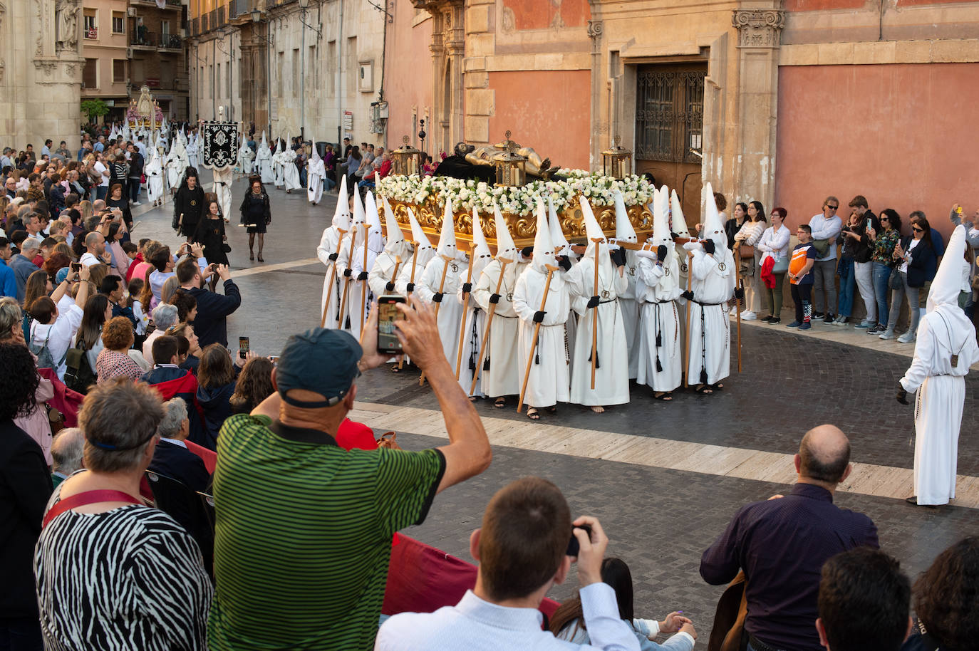 El Cristo Yacente recorre las calles de Murcia, en imágenes